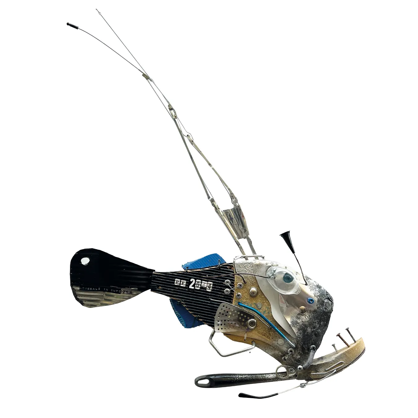 Scultura polimaterica raffigurante un pesce abissale con lunghe antenne ad asta, bocca con chiodi come denti e scritta ABISSALE IN SUPERFICIE P.F. 2024