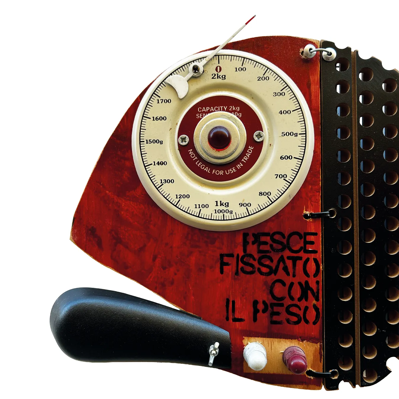 Dettaglio del quadrante di bilancia da cucina vintage integrato come occhio nella scultura di pesce in legno rosso con la scritta PESCE FISSATO CON IL PESO