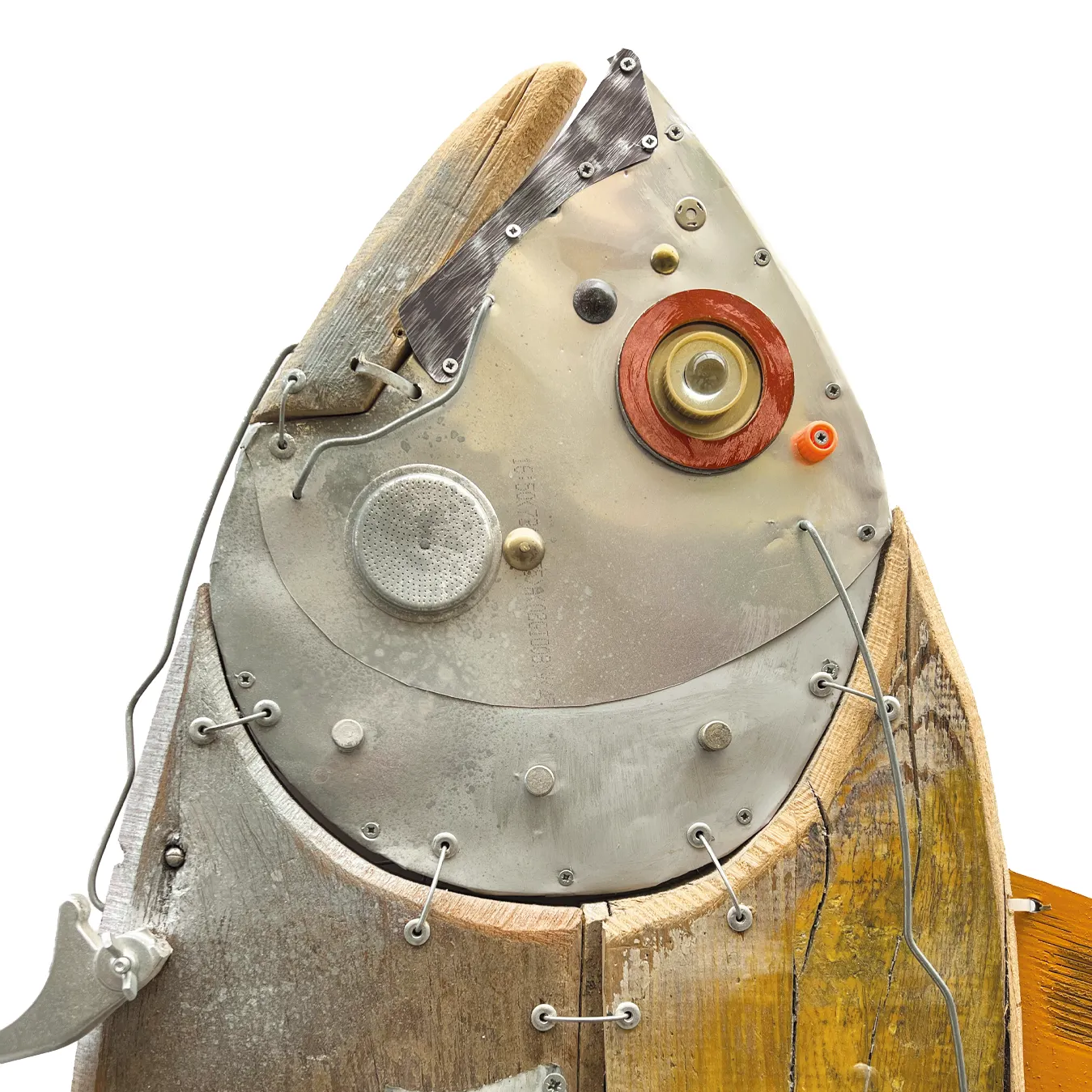 Dettaglio della testa in lamiera di metallo e legno della scultura di tonno con occhio in ghiera metallica e filtro per la moka incassato