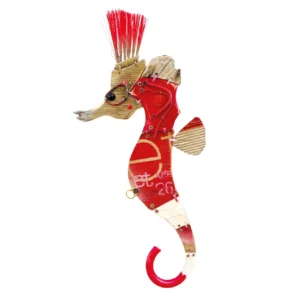 Scultura a parete a forma di cavalluccio marino in legno rosso e beige con cresta di setole rosse, occhiali sul muso e scritta ET AP.F. 26