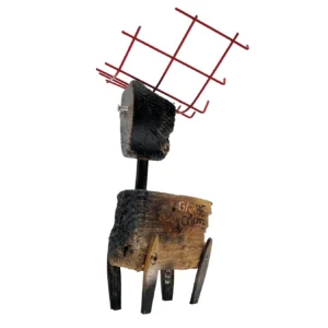 Vista prospettica della scultura in legno Gambe Corte raffigurante un animale con corna a griglia metallica rossa