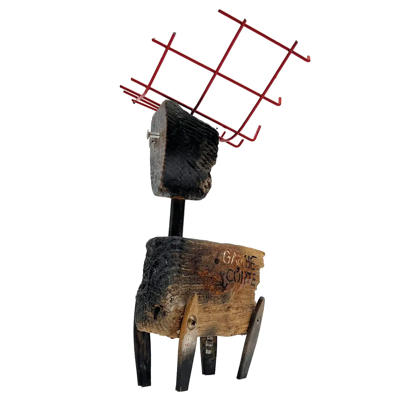 Vista prospettica della scultura in legno Gambe Corte raffigurante un animale con corna a griglia metallica rossa