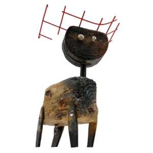 Scultura in blocchi di legno di recupero raffigurante un quadrupede con zampe corte e corna in grigliato metallico rosso