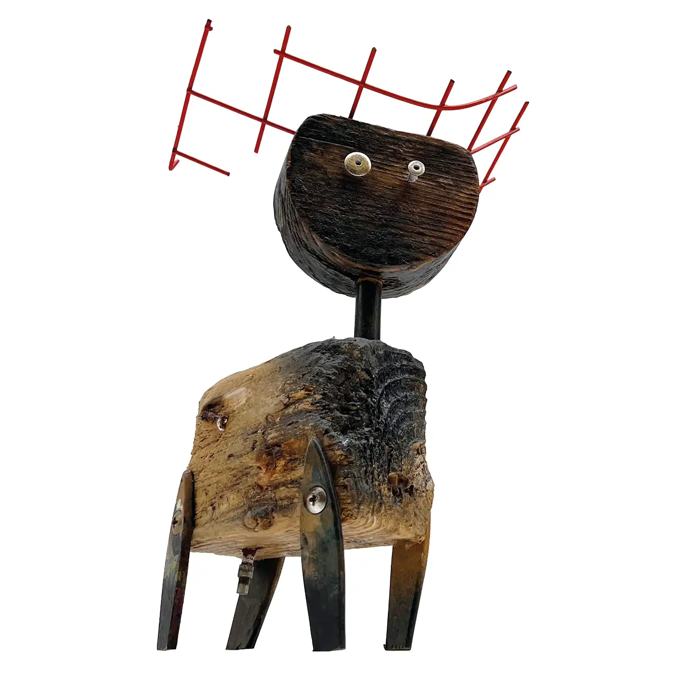Scultura in blocchi di legno di recupero raffigurante un quadrupede con zampe corte e corna in grigliato metallico rosso