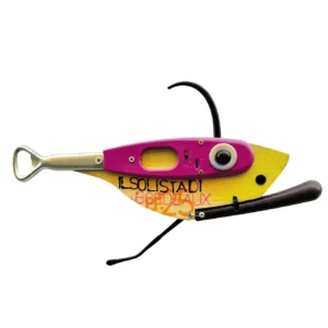 Scultura a parete a forma di pesce in legno giallo e plastica viola con apribottiglie sulla coda e la scritta IL SOLISTA DI BORDEAUX P.F. 25