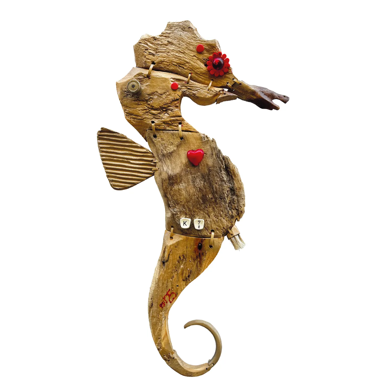 Scultura a parete in legno di recupero a forma di cavalluccio marino con cuore rosso applicato, tasti di macchina da scrivere K7 e pinna in cartone rigato