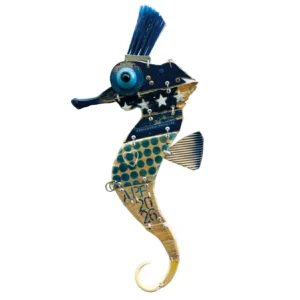Scultura a parete raffigurante un cavalluccio marino in legno blu e verde con motivi a stelle e pallini, cresta da spazzola e l'etichetta KAVALLUCCIO POPOLARE