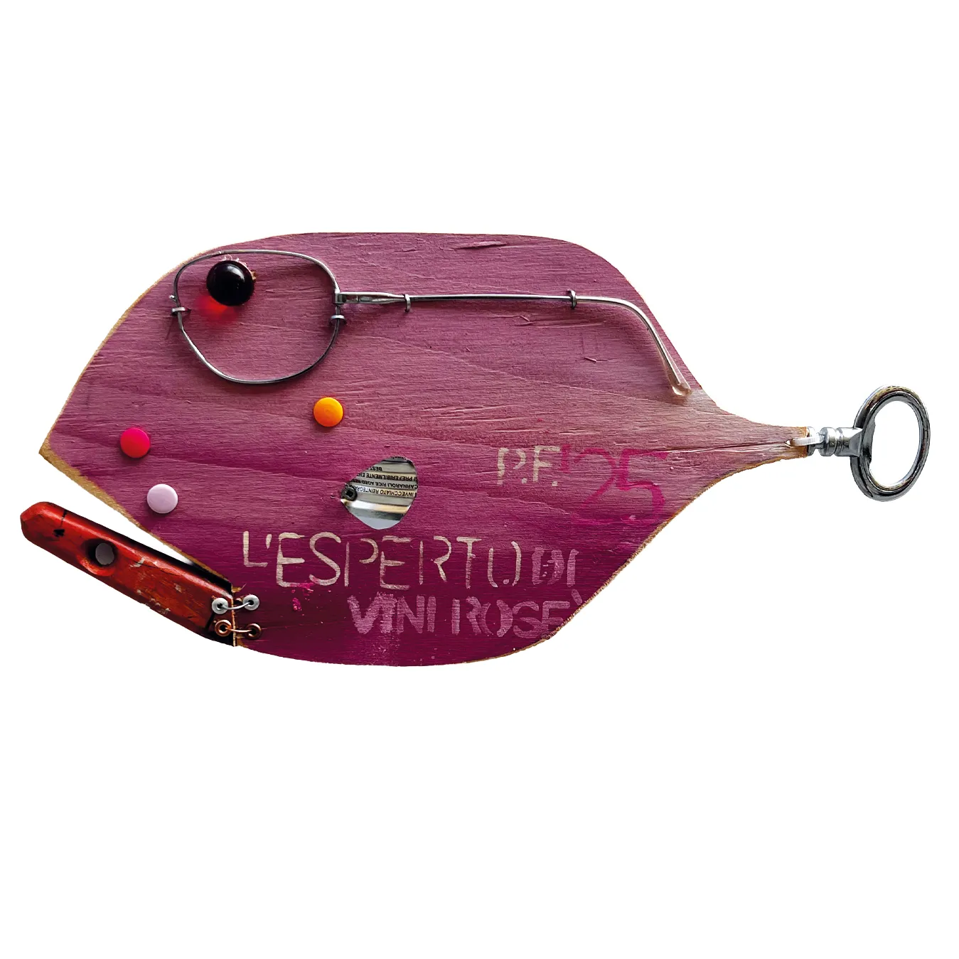 Scultura a parete in legno viola a forma di pesce con la scritta L'ESPERTO DI VINI ROSÈ P.F. 25 ed elementi metallici
