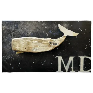 Quadro polimaterico raffigurante la balena Moby Cordiale in legno di recupero montata su tela scura effetto galassia con scritta MD