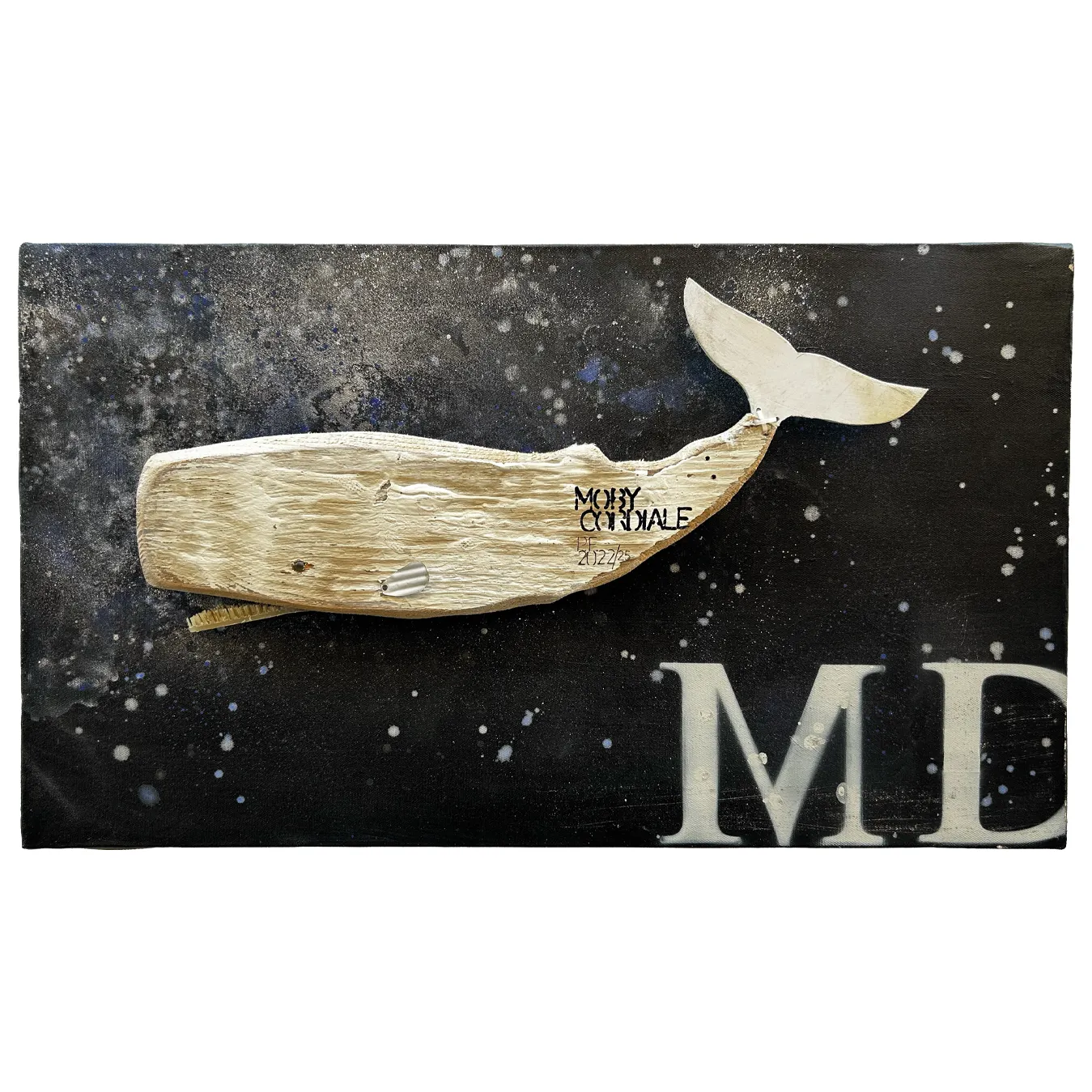 Quadro polimaterico raffigurante la balena Moby Cordiale in legno di recupero montata su tela scura effetto galassia con scritta MD
