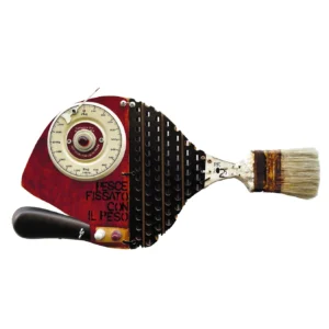 Scultura a parete in legno rosso e metallo traforato a forma di pesce con quadrante di bilancia al posto dell'occhio, coda da pennello e scritta PESCE FISSATO CON IL PESO