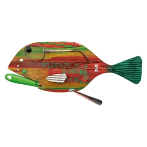 Scultura a parete in legno policromo a forma di pesce con stanghetta di occhiali e la scritta STUDENTE ALLA SORBONA P.F. 2025"