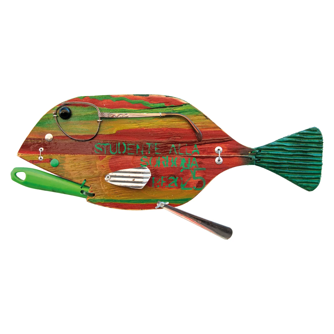 Scultura a parete in legno policromo a forma di pesce con stanghetta di occhiali e la scritta STUDENTE ALLA SORBONA P.F. 2025"
