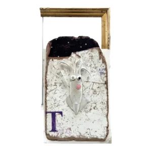 Opera polimaterica con figura di calamaro in metallo bianco montata su legno rovinato con stelle e scritta TOP MODEL