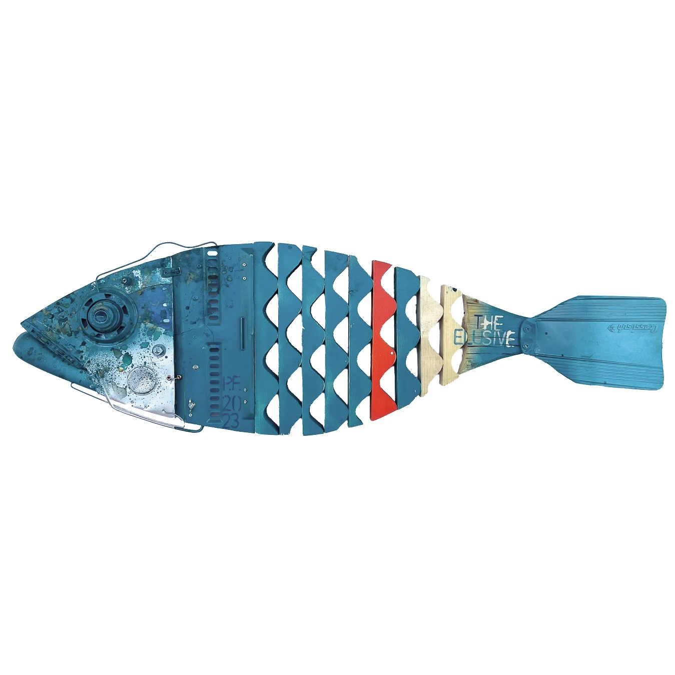 Scultura a forma di pesce The Elusive composta da più sezioni trasversali in legno dipinto in varie tonalità di blu e una in rosso, montate orizzontalmente con distanziali, con un'occhio meccanico circolare e una coda pinna da sub blu chiaro