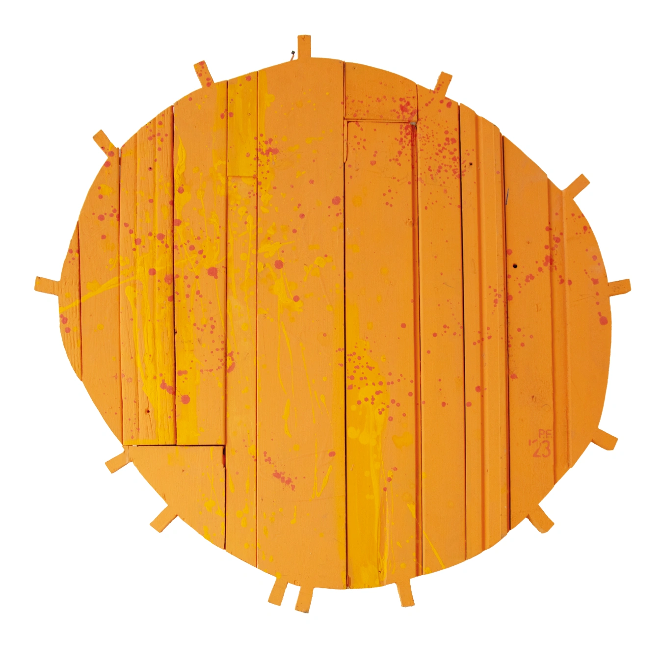Una grande scultura appesa a forma di sole stilizzato, realizzata con doghe di legno di recupero orientate verticalmente. È dipinta di un arancione vivace con schizzi di vernice gialla e rossa. Piccole 'raggi' di legno sporgono dal perimetro. La superficie è texturizzata. Le iniziali 'P.F.' e l'anno '23' sono stampigliati in rosso nell'angolo in basso a destra.