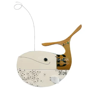 Scultura a parete in legno assemblato a forma di balena con la scritta Balena Considerevole e una coda ricavata da una gruccia in legno