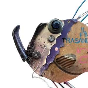 Dettaglio del capo dell'opera Il Finto Trasandato con occhio sferico blu, elementi in lamiera, finitura viola a onde e scritta sul legno