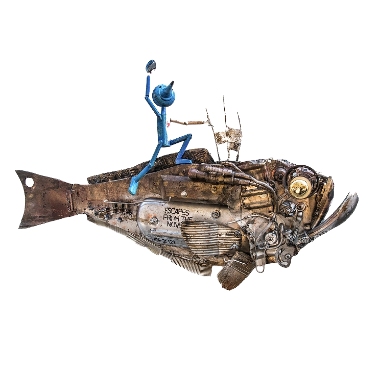 escape from the novel-2 5 Scultura di un pesce meccanico in metallo di recupero cavalcato da una figura azzurra, con la scritta Escapes from the novel, 2021