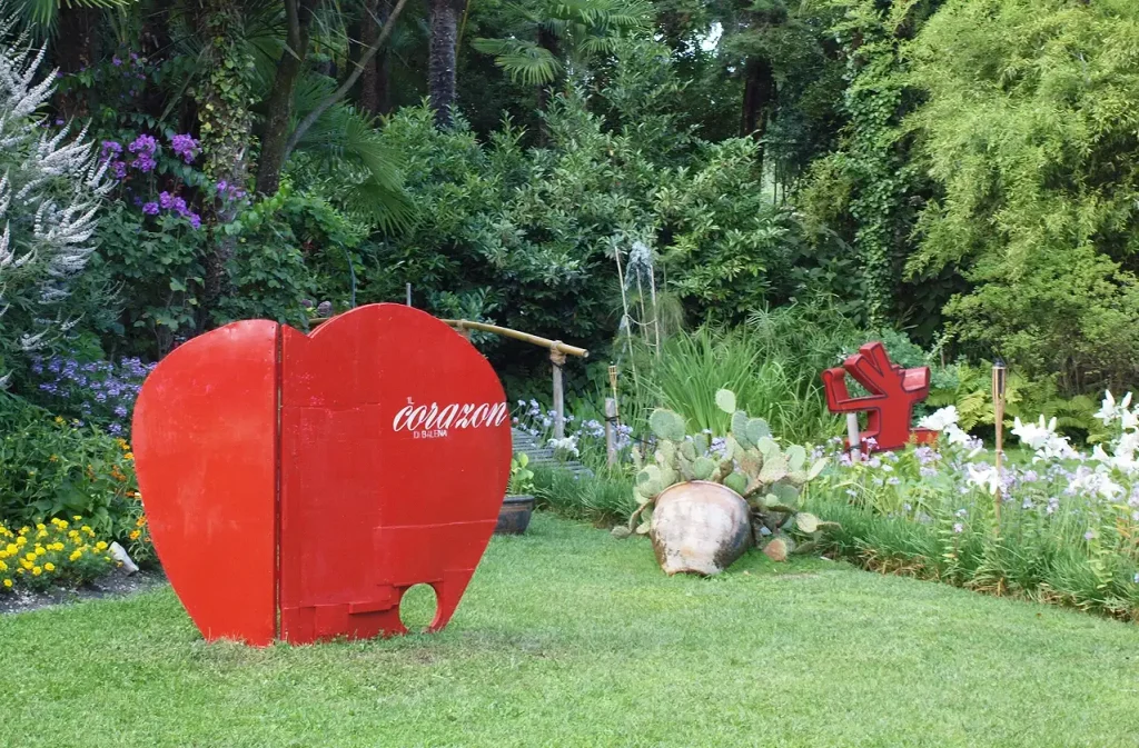 installazione-cuore-nel-parco