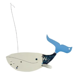 Scultura a parete da appesa raffigurante una balena in legno bianco e blu con pinna metallica e cavo in ferro per la sospensione