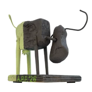 Vista posteriore della scultura a forma di mucca bicolore con dettaglio delle mammelle verde chiaro, della coda e della firma APF 26
