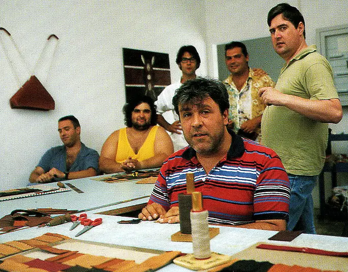laboratorio del cuoio blu cammello 1998 1 Oliviero Toscani, Casting Livorno, Fotografia del laboratorio artigianale (cuoio) a Blu Cammello, con Stefano Pilato e il suo gruppo di lavoro, 1998