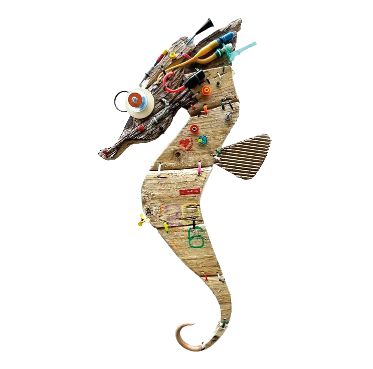 le-rapide Scultura in legno grezzo a forma di cavalluccio marino decorata con fili colorati, piccoli oggetti di scarto in plastica e la scritta "Le rapide" del 2026