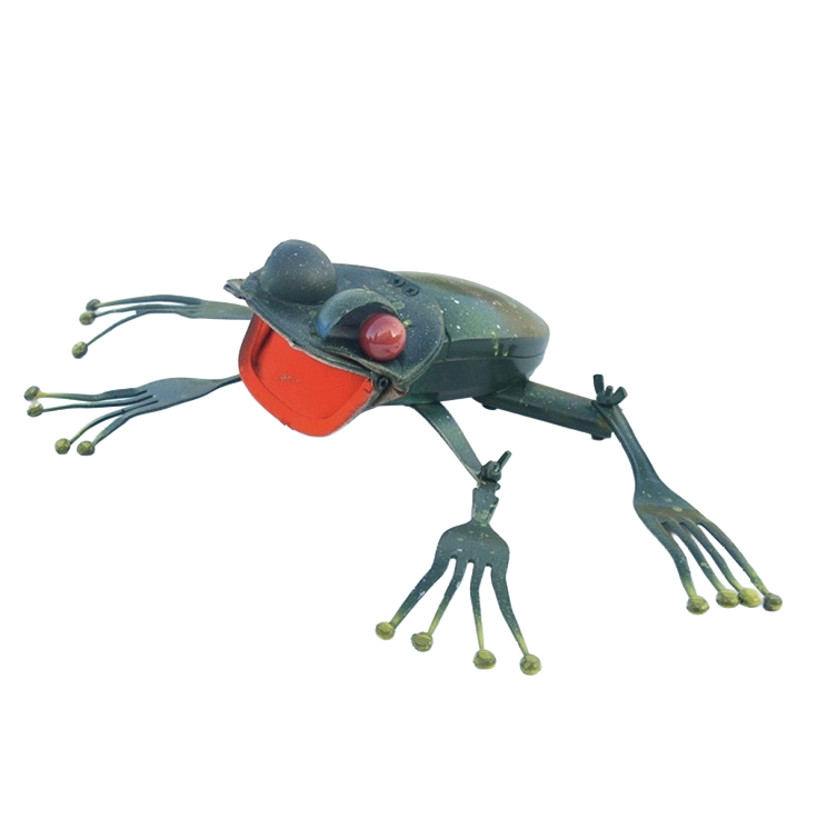 mini-hop-frog Scultura metallica a forma di rana con zampe create da forchette piegate e l'interno della bocca dipinto di rosso vivo