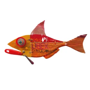Scultura in legno e cartone intitolata Pesce Ubex con Cicatrice nei toni del giallo e rosso con manico di utensile rosso per bocca