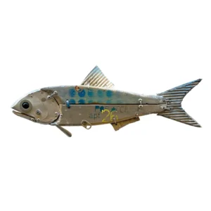 Scultura polimaterica a forma di pesce intitolata Pop Acciuga in legno con pattern a pois azzurri, testa metallica e pinne in lamiera