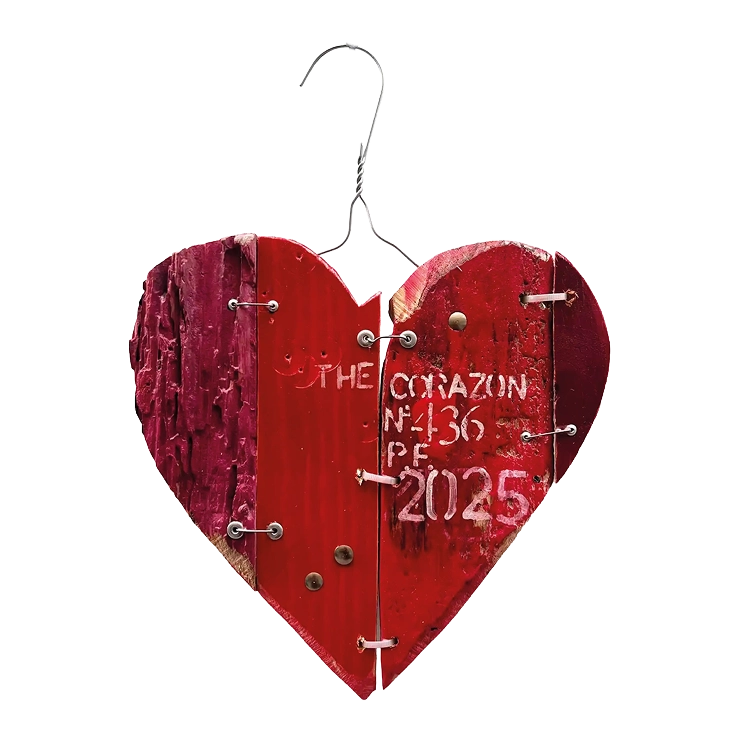 the-corazon-436 Cuore in legno di recupero dipinto di rosso, tenuto insieme da graffe metalliche, appeso a una gruccia e con la scritta The Corazon N 436