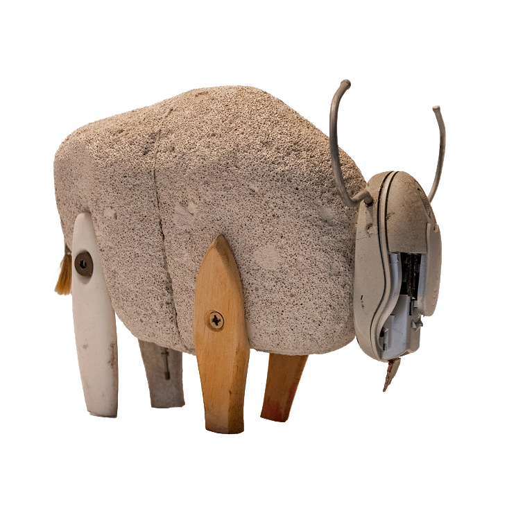 toro Scultura artigianale raffigurante un toro o bisonte realizzata in pietra pomice, zampe in legno e testa ricavata da un mouse per computer