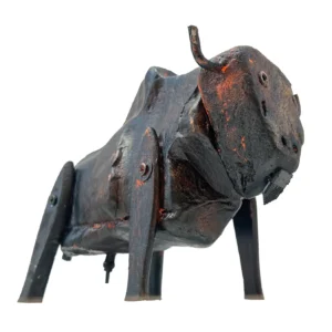 Scultura in legno assemblato e metallo scuro raffigurante un toro o un bisonte con zampe fissate da viti e dettagli arancioni rustici