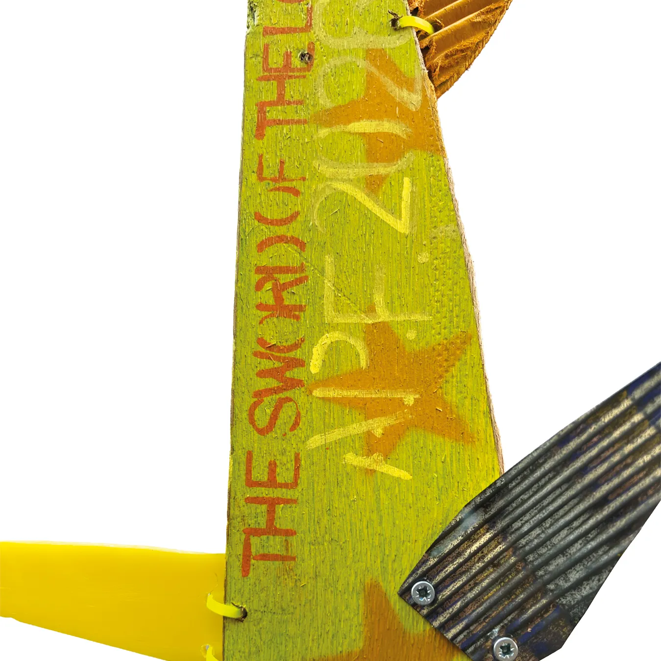 Dettaglio del corpo giallo in legno di una scultura di pesce spada con la scritta THE SWORD OF THE LONG HOT SUMMER
