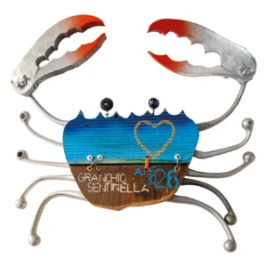 Scultura da parete a forma di granchio con corpo in legno blu e rigato, grandi chele in legno e gambe metalliche curve
