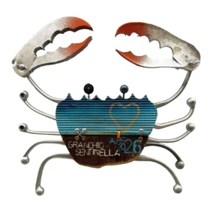 Scultura da parete a forma di granchio con corpo in legno blu e rigato, grandi chele in legno e gambe metalliche curve