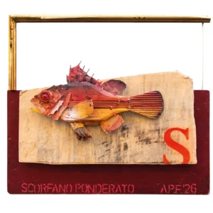 Scultura a parete raffigurante uno scorfano rosso e giallo in legno assemblato, montato su pannello di legno con la scritta SCORFANO PONDERATO