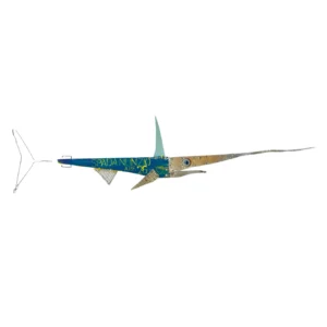 Scultura a parete raffigurante un pesce spada sottile in legno blu e metallo con la scritta SPADA NUNZIO A.P.F. '26