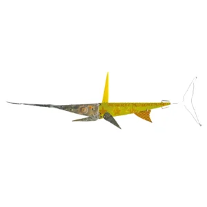 Scultura a parete in legno e metallo a forma di pesce spada giallo brillante con coda in filo metallico e scritta stilizzata