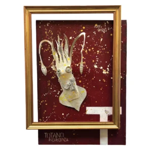 Quadro scultoreo raffigurante un totano in metallo lavorato montato su un pannello bordeaux incorniciato in oro