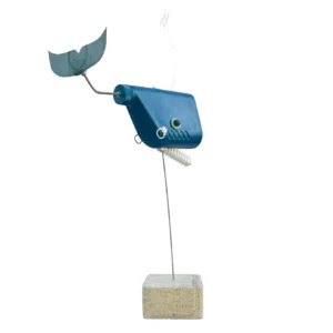 Vista posteriore della scultura Balena Geo realizzata con flacone di plastica blu assemblato su supporto in cemento