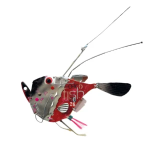 Scultura a parete raffigurante un pesce in legno rosso e metallo con lunghe antenne a stelo, pinna in gomma e scritta CHICO FISH 2026