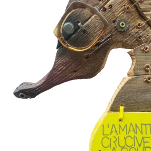 Dettaglio della testa in legno di una scultura di cavalluccio marino con occhiali d'epoca applicati