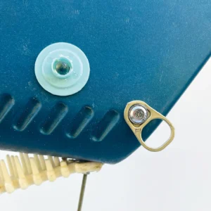 Dettaglio della testa della scultura Balena Geo con occhio in plastica, pettine bianco come denti e linguetta di lattina applicata
