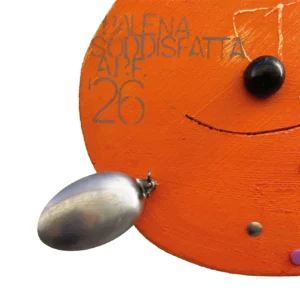 Dettaglio del corpo arancione e della pinna in metallo della scultura Balena Soddisfatta con occhio nero sporgente e dicitura autografa A.P.F. '26