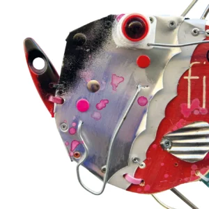 Scultura a parete raffigurante un pesce in legno rosso e metallo con lunghe antenne a stelo, pinna in gomma e scritta CHICO FISH 2026