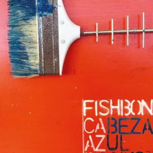 Scultura a parete raffigurante un pesce in legno rosso e metallo con lunghe antenne a stelo, pinna in gomma e scritta CHICO FISH 2026