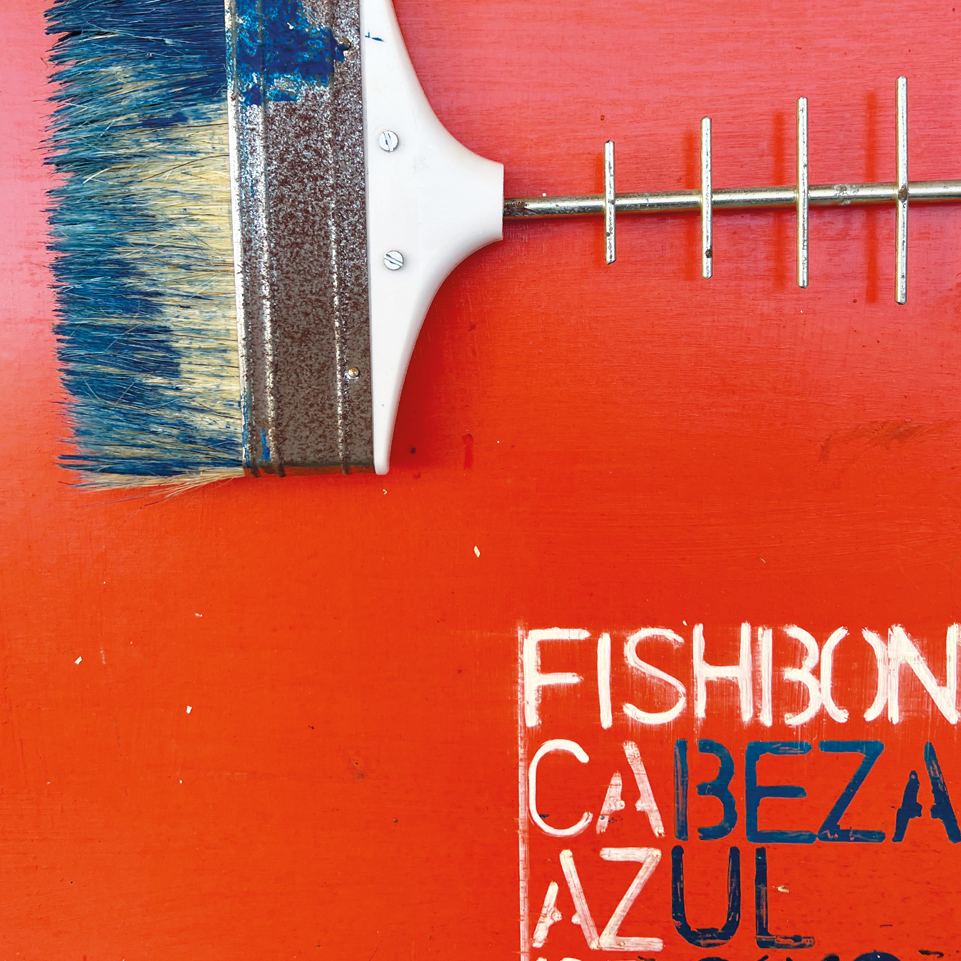 Scultura a parete raffigurante un pesce in legno rosso e metallo con lunghe antenne a stelo, pinna in gomma e scritta CHICO FISH 2026