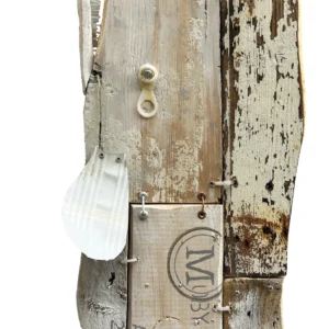 Dettaglio del corpo in legno vissuto della scultura di balena con elemento di maniglia, perni metallici e timbro recante la parola MOBY